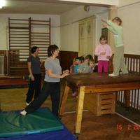 Oddíl gymnastiky dětí předvádí cvičení pod vedením Jarmily Pádivé.